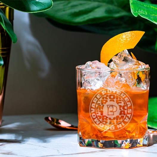 Pahare gravate – Eleganță rafinată la fiecare detaliu.