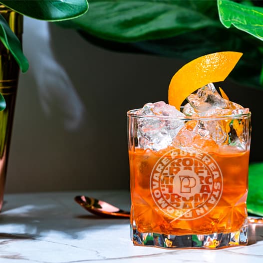 Pahare gravate – Eleganță rafinată la fiecare detaliu.