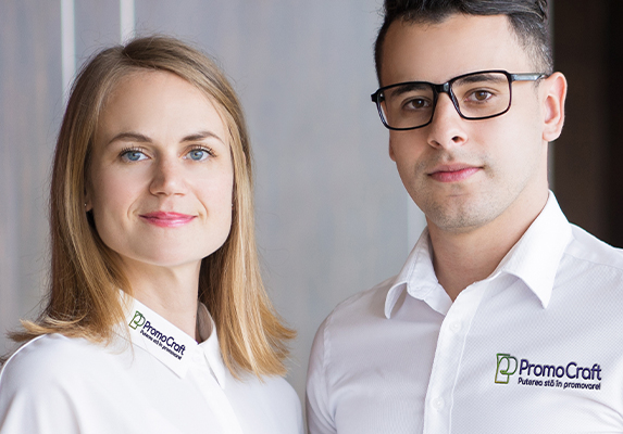 Logo brodat pe îmbrăcăminte corporativă – Promocraft